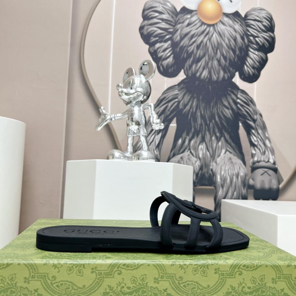 قوتشي سليبر اسود