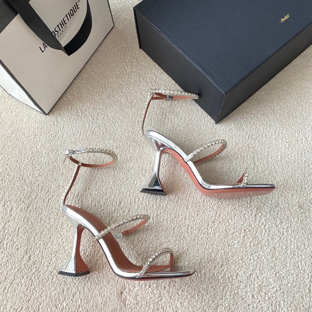 امينه معادي كعب عالي فضي