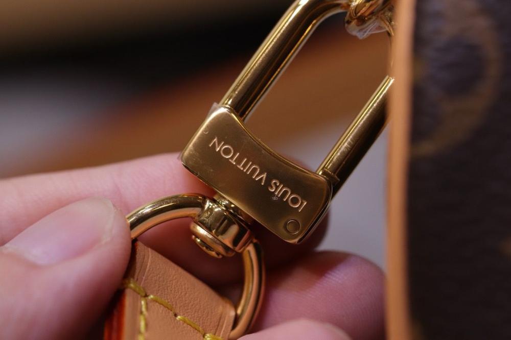 شنطة لويس فيتون صغيرة بني