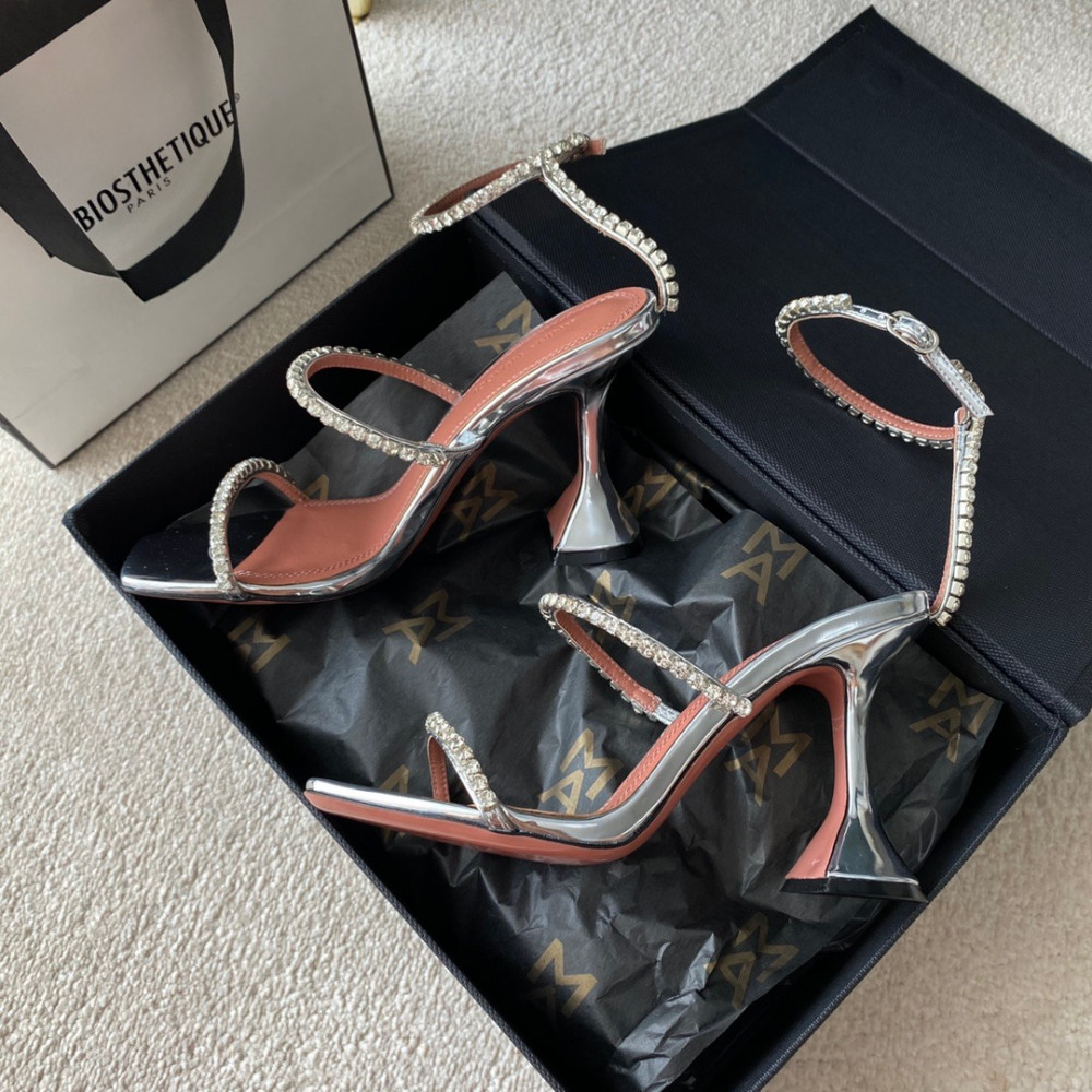 امينه معادي كعب عالي فضي