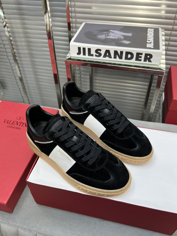 حذاء فالينتينو سنيكر جلد اسود و ابيض