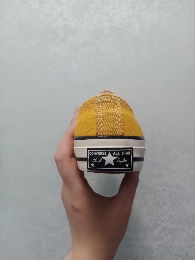 حذاء كونفرس أصفر سواقيو