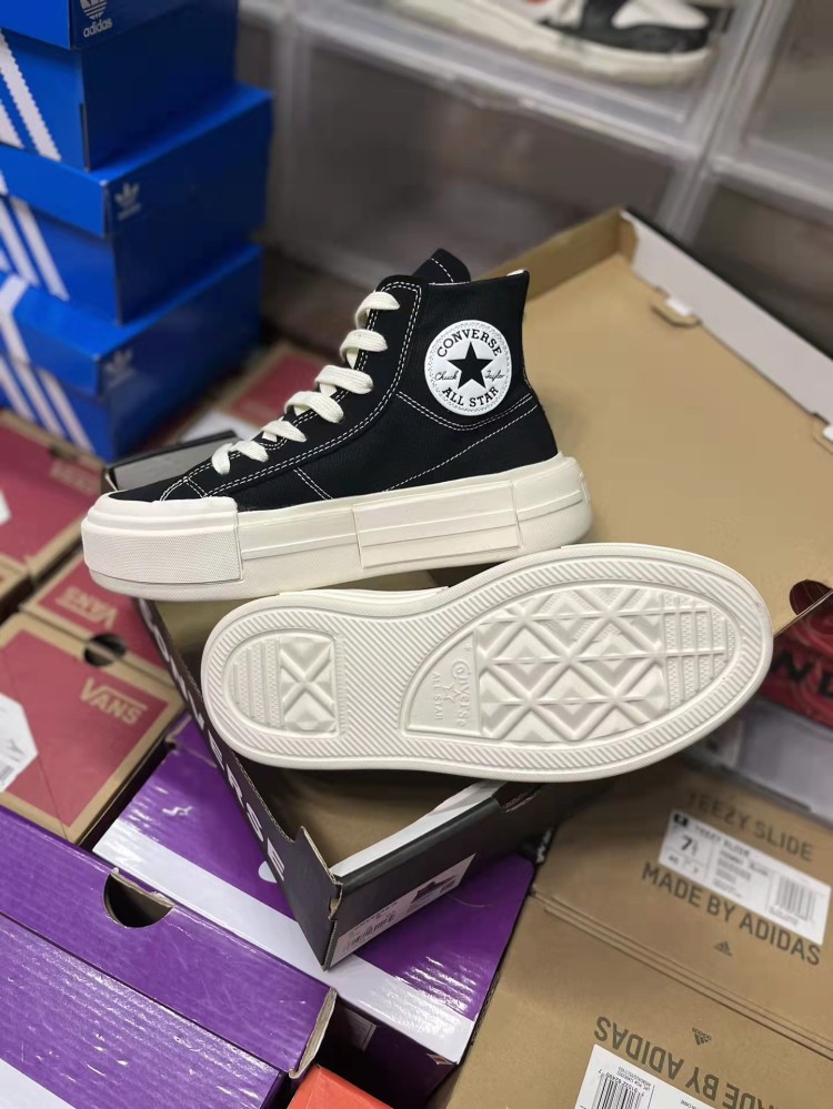 حذاء كونفرس أسود سواقيو