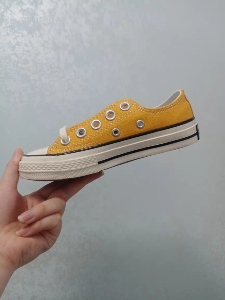 حذاء كونفرس أصفر سواقيو