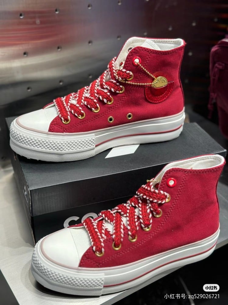 حذاء كونفرس عنابي سواقيو