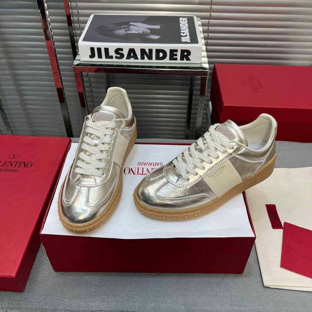 حذاء فالينتينو سنيكر جلد فضي رائع من متجر شوزات سواقيو اشتري الآن