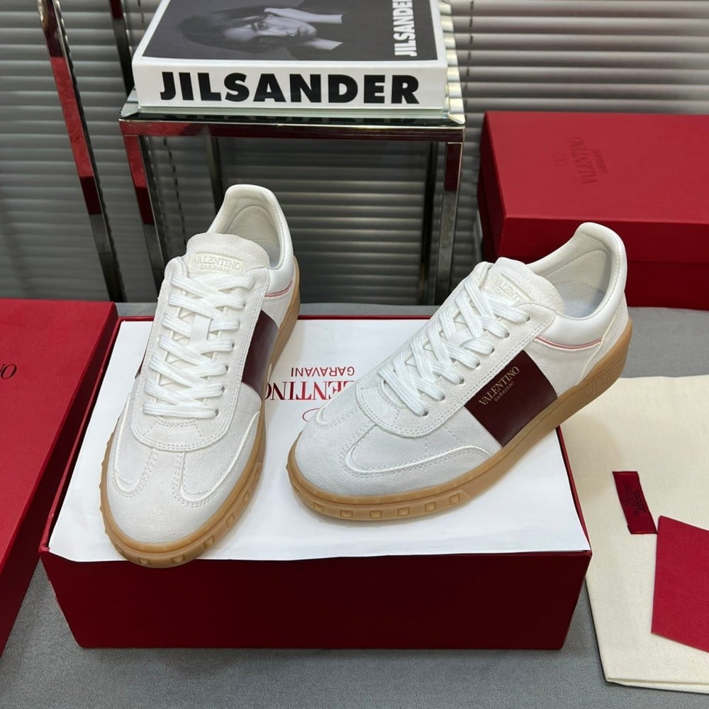 حذاء فالينتينو سنيكر جلد ابيض و عنابي مذهل من متجر شوزات سواقيو