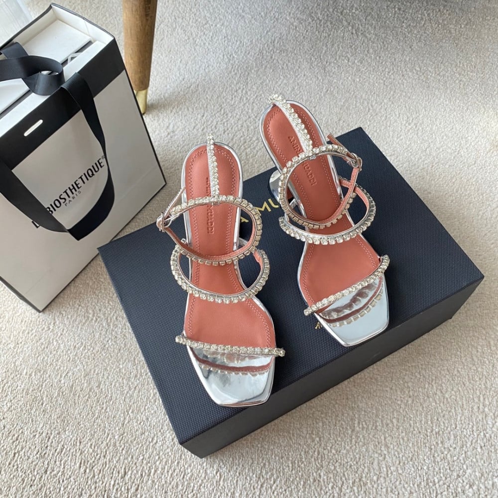 امينه معادي كعب عالي فضي