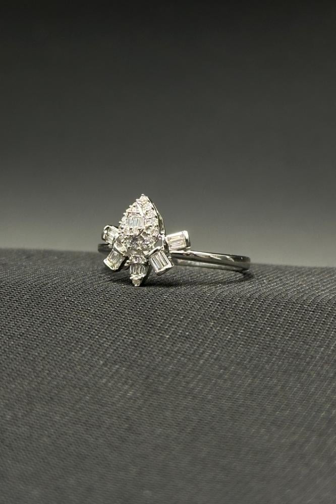 خاتم الماس وزن الذهب : 2.32 جرام وزن الألماس : 0.24 قيراط