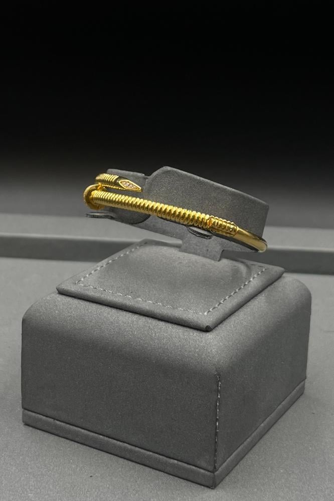 افضل طلة مع اسوارة المسمار ذهب عيار 21 بتصميم الماس مميز