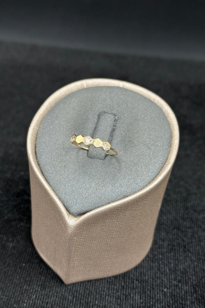 خاتم خلية ذهب تصميم الماس عيار 18 وزن من 0.7 الى 0.8 جرام