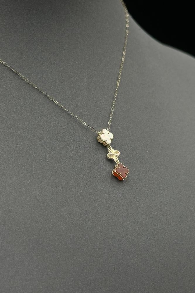 عقد وردتين لون احمر ذهب تصميم الماس