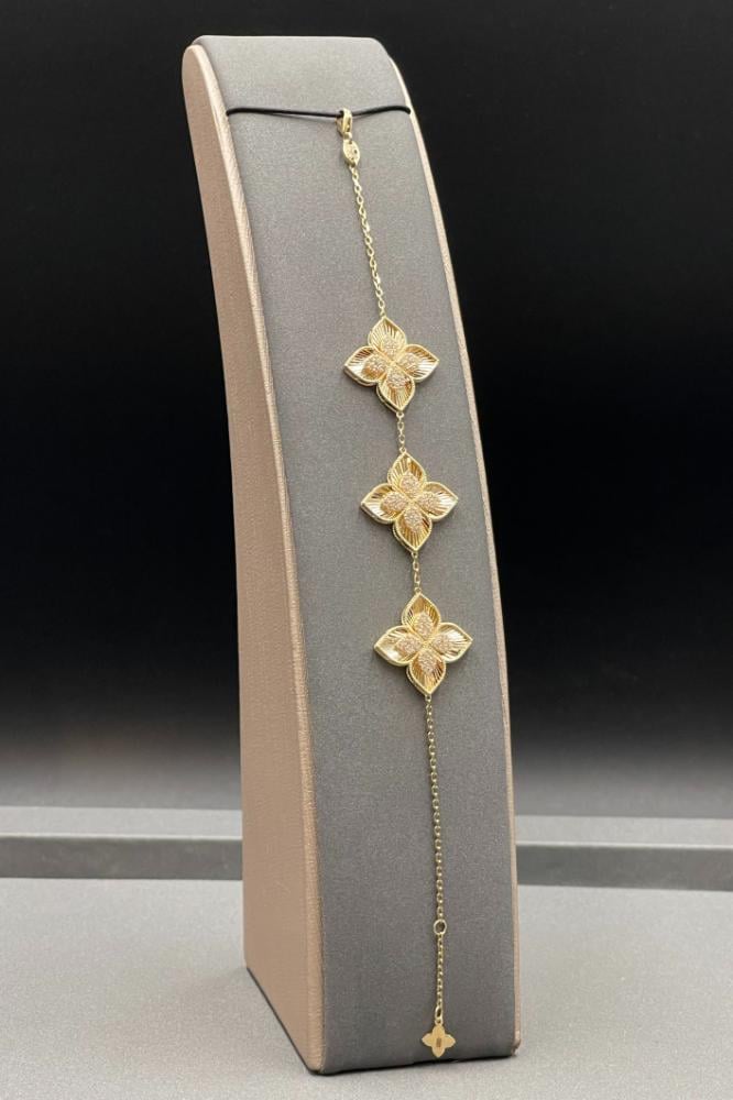 اسوارة ذهب عيار 18 تصميم ثلاثة وردات الماسي بوزن 8,3 جرام