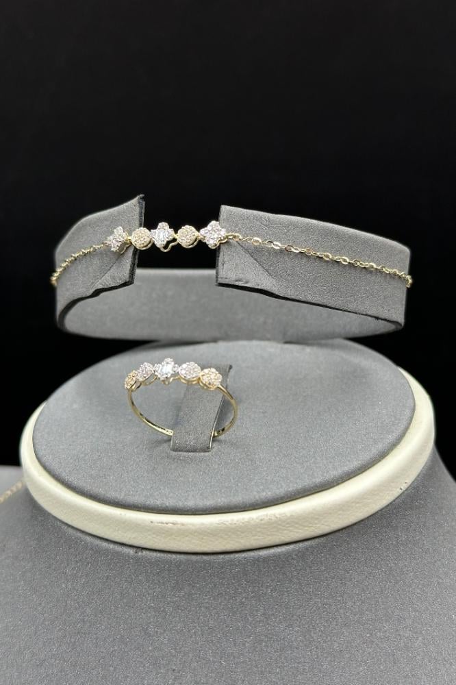 طقم وردات ذهب ناعم بتصميم الماس عيار 18 وزن 6.7 جرام