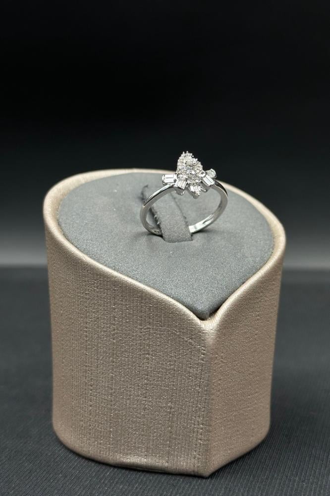 خاتم الماس وزن الذهب : 2.32 جرام وزن الألماس : 0.24 قيراط