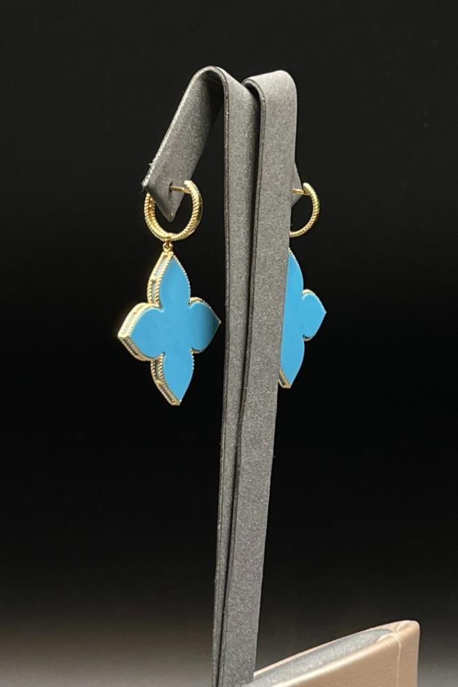 حلق وردة ذهب تصميم الماس