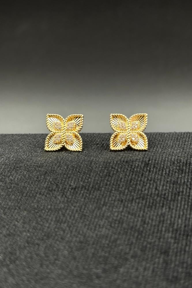 حلق وردة - حجم وسط - ذهب تصميم الماس عيار 18 لاطلالة فريدة وعصرية