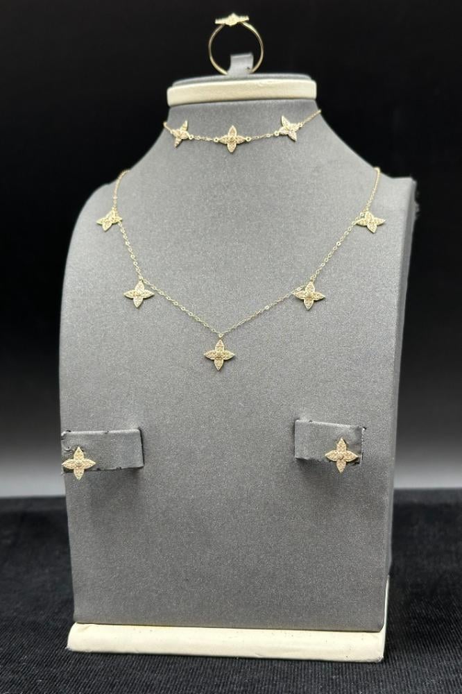طقم نجمة ذهب تصميم الماس عيار 18 وزن من 3.6 الى 3.7 جرام