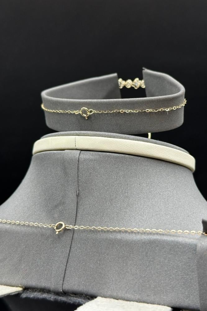 طقم وردات ذهب تصميم الماس عيار 18 وزن 6.7 جرام كهدية استثنائية