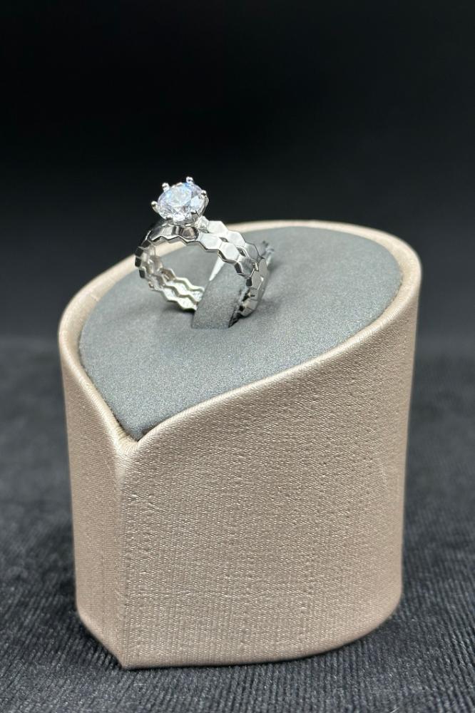 دبلة خلية توينز ذهب ابيض مع فص سوليتير عيار 18 وزن 3.3 الى 3.5 جرام