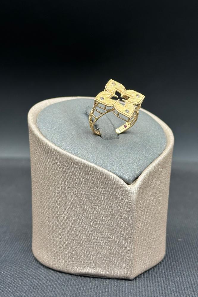 خاتم وردة ذهب تصميم الماس عيار 18 وزن من 2.8 الى 2.9 جرام