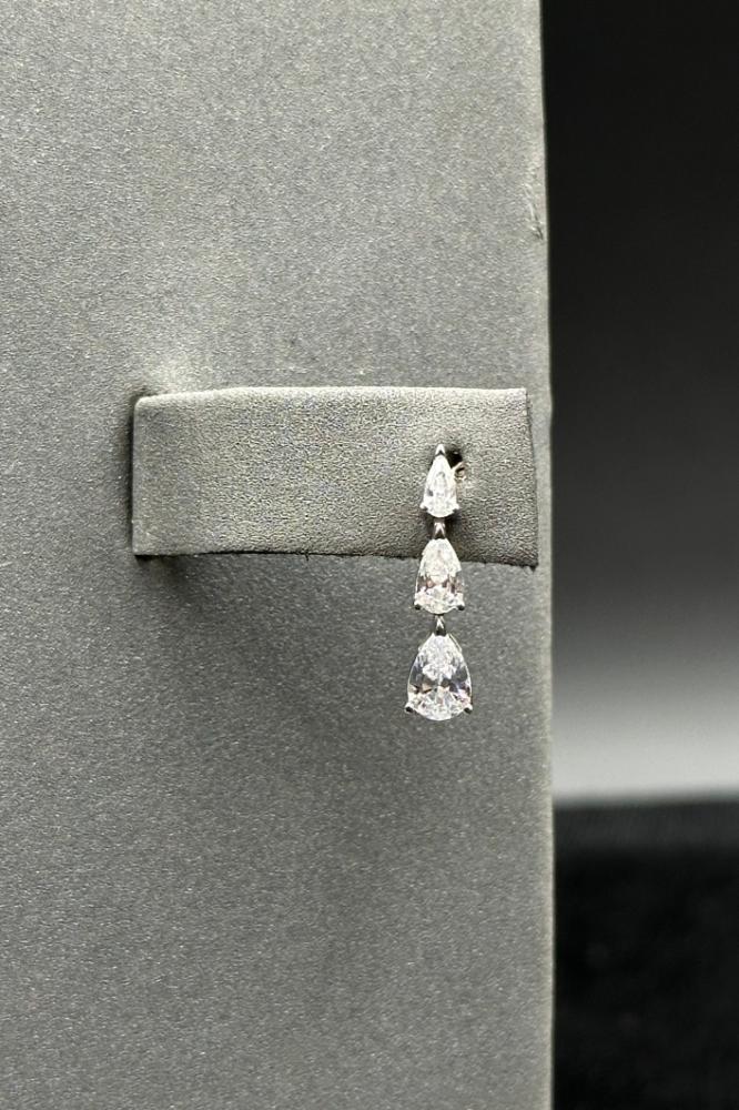 طقم دمعات ذهب ابيض انيق ورقيق بتصميم الماس عيار 18 وزن 14 جرام