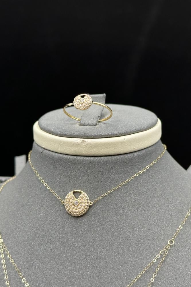 طقم دورين دائري ذهب تصميم الماس عيار 18 وزن 3.4 جرام لاطلالة فريدة