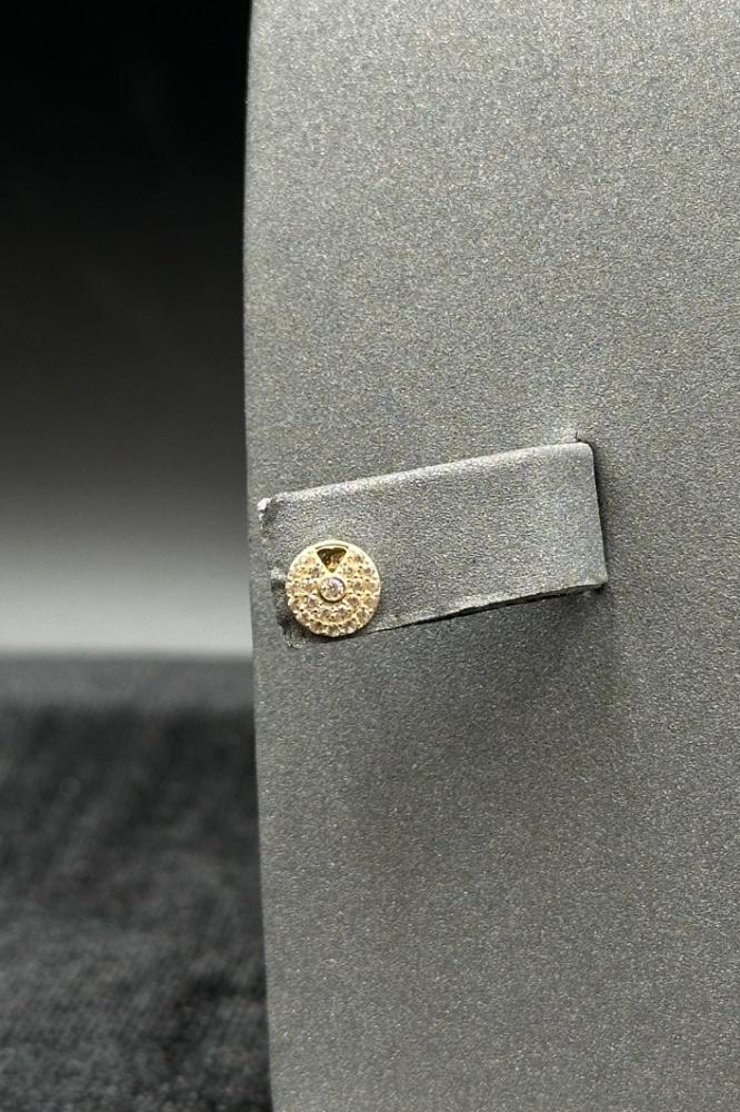 طقم دورين دائري ذهب ناعم بتصميم الماس عيار 18 وزن 3.4 جرام