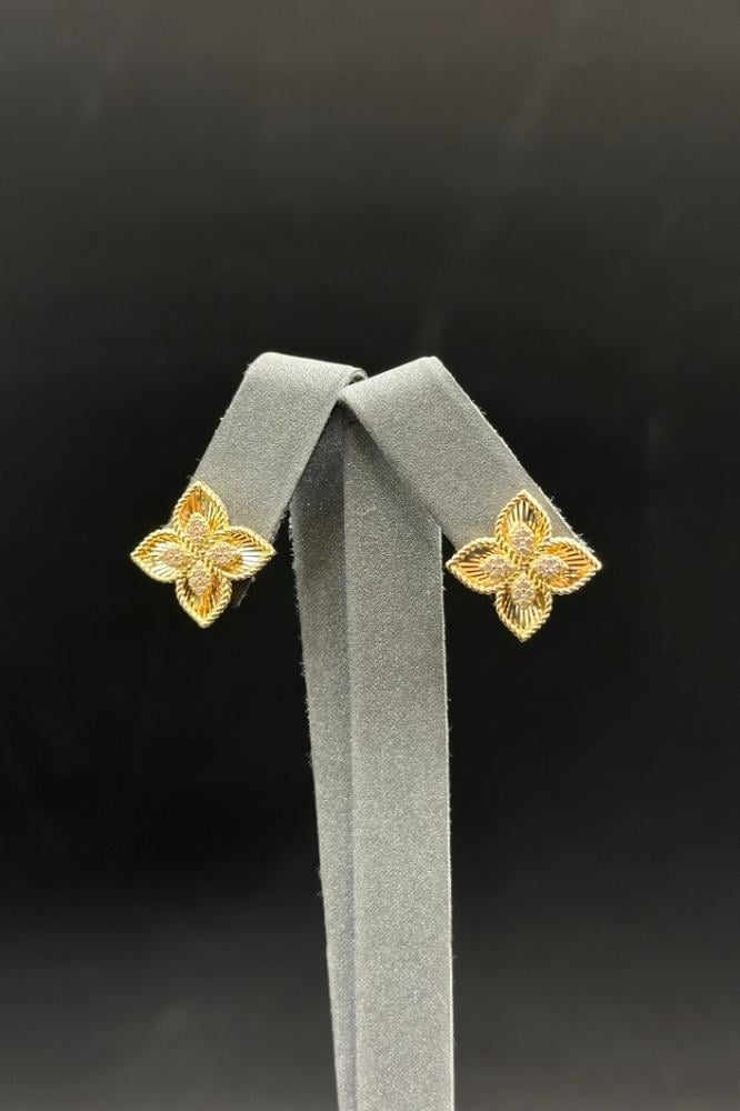 حلق وردة - حجم وسط - ذهب تصميم الماس عيار 18 وزن من 3.3 الى 3.4 جرام