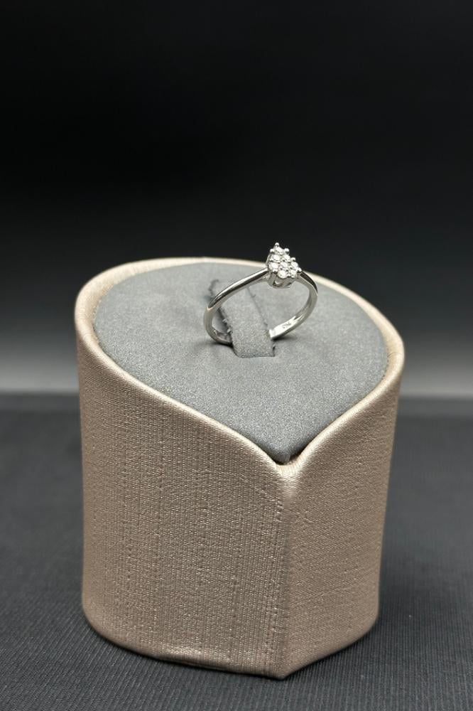 خاتم الماس على شكل جوهرة وزن الذهب : 1.73 جرام وزن الألماس : 0.149 قيراط