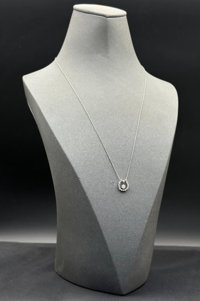 عقد الماس وزن الذهب : 2.40 جرام وزن الألماس : 0.19 قيراط