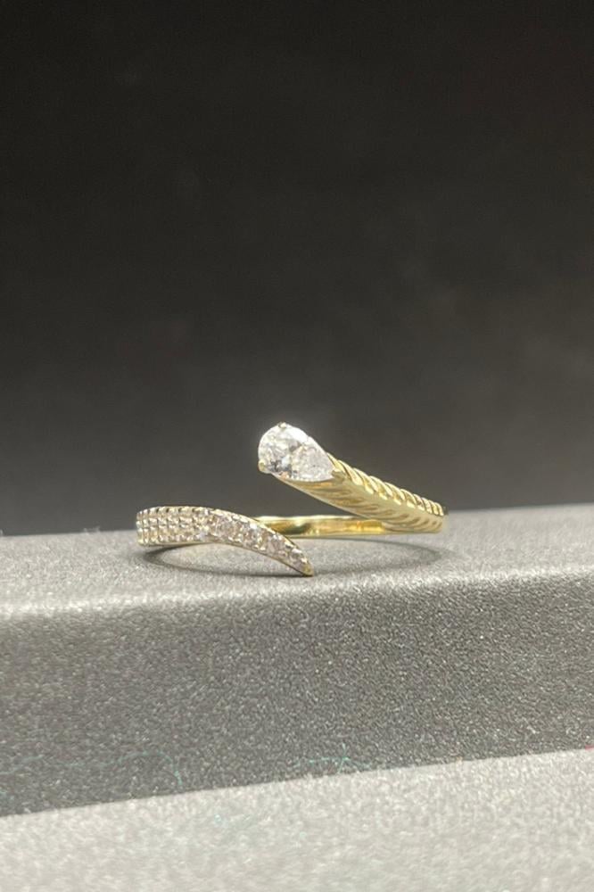خاتم ذهب عيار 18 بتصميم دمعة الماس بوزن 1,4 جرام