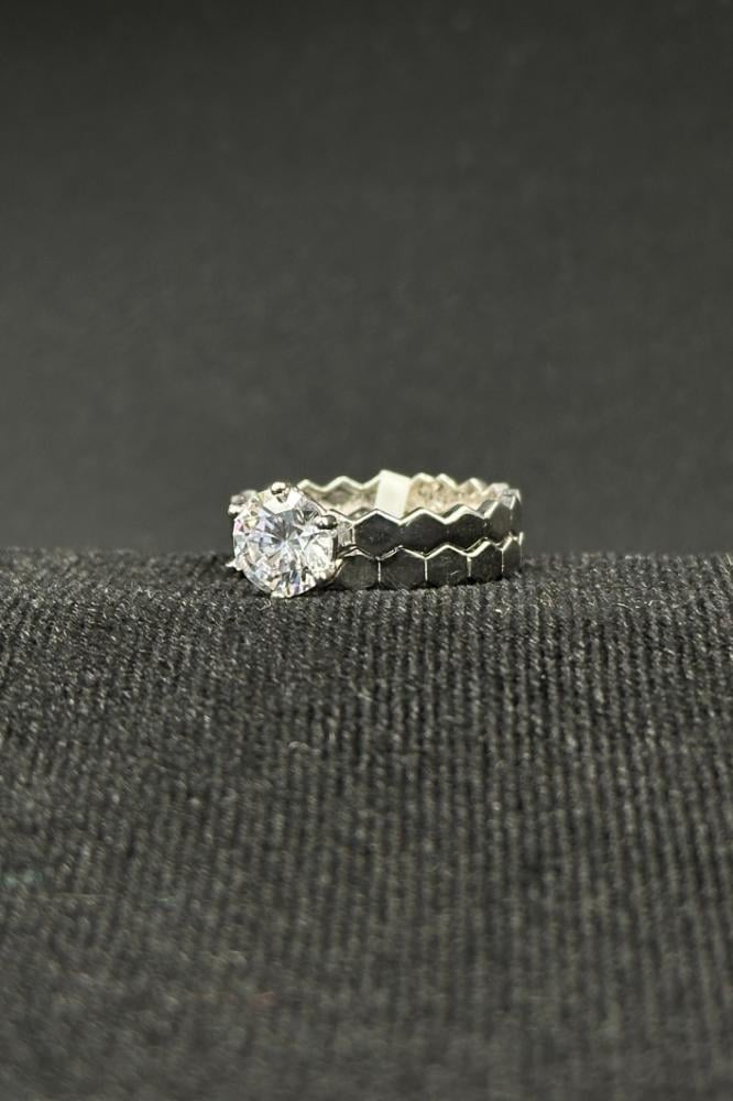 دبلة خلية توينز ذهب ابيض مع فص سوليتير عيار 18 وزن 3.3 الى 3.5 جرام