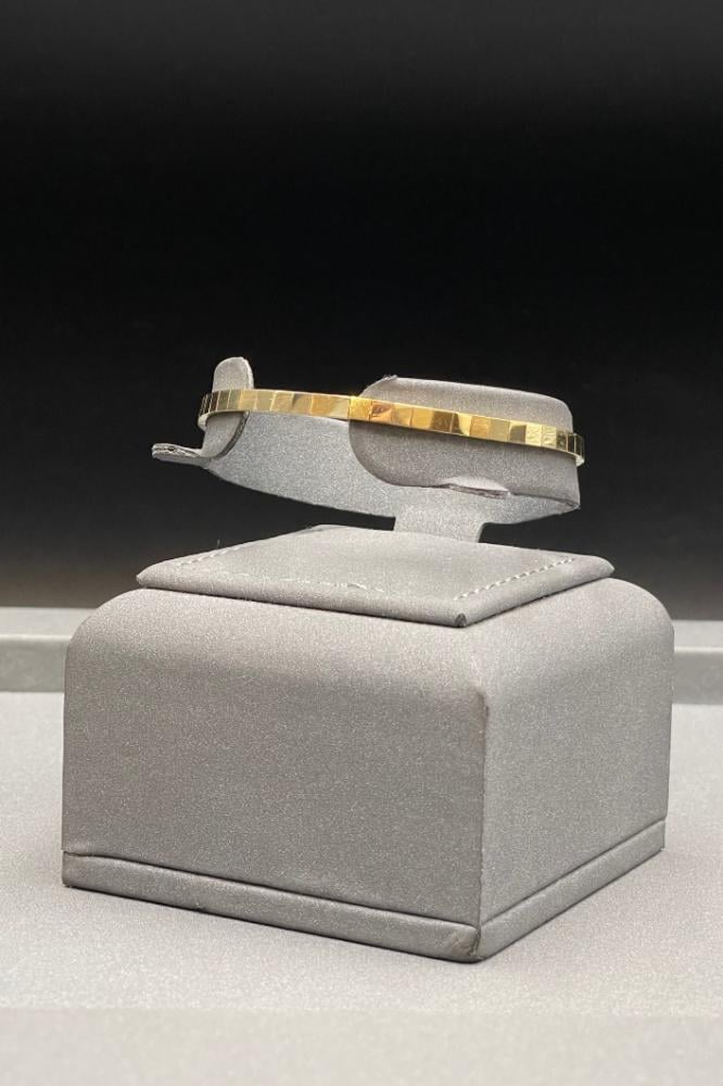 اسوارة مع خاتم ذهب ناعم عيار 18 لأطلالة فاخرة