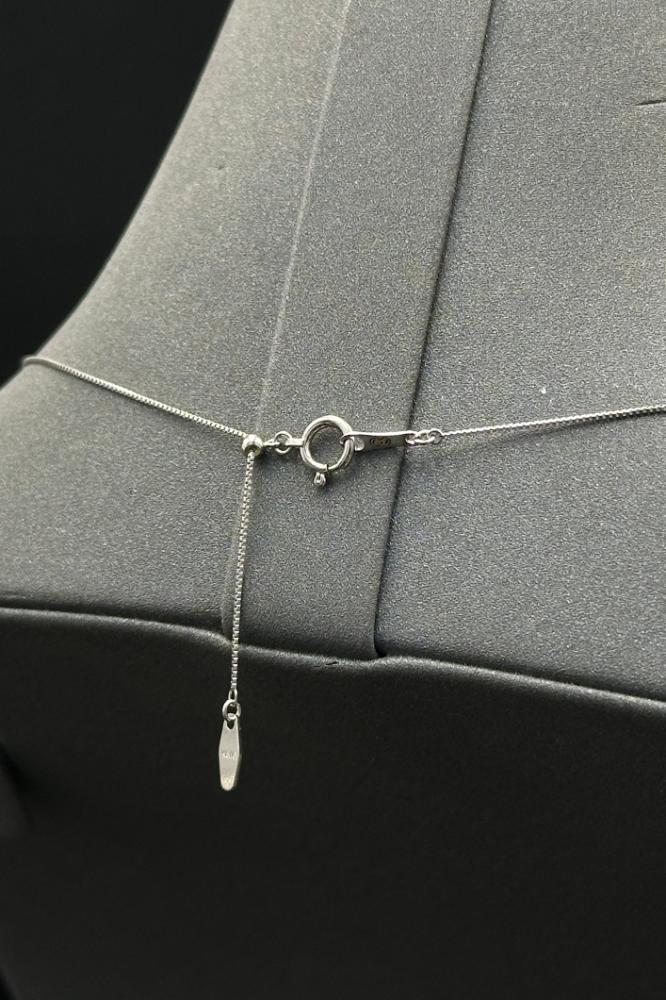 عقد الماس وزن الذهب : 2.40 جرام وزن الألماس : 0.19 قيراط