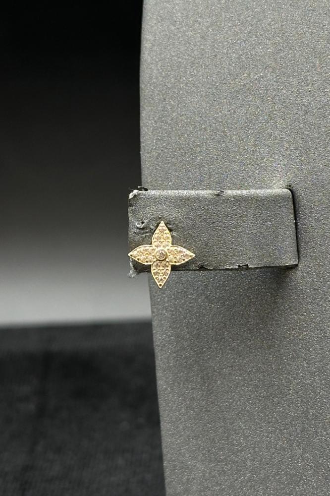 طقم نجمة ذهب تصميم الماس عيار 18 وزن من 3.6 الى 3.7 جرام لكل المناسبات