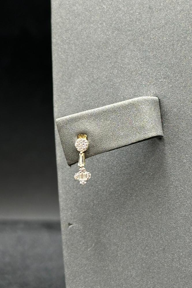 طقم وردات ذهب تصميم الماس عيار 18 وزن 6.7 جرام لاستخدامك اليومي