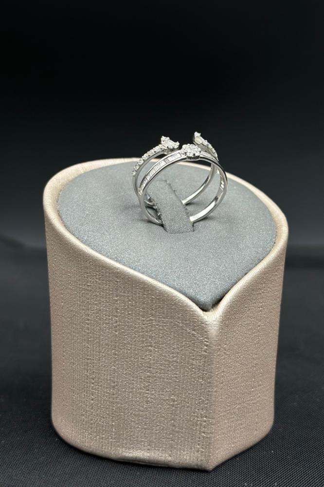 خاتم الماس وزن الذهب : 3.14 جرام وزن الألماس : 0.71 قيراط