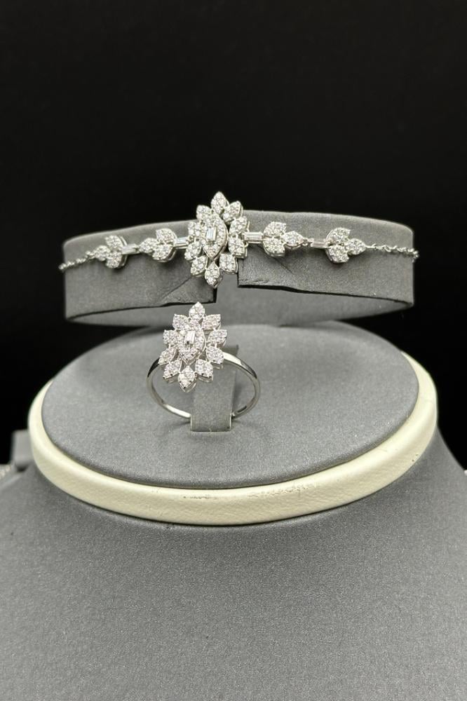 طقم ذهب ابيض تصميم الماس عيار 18 وزن 16 جرام لمحبي التميز