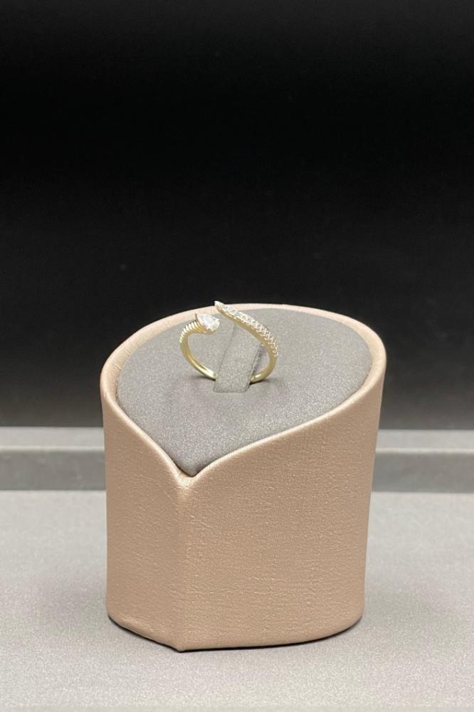 تالقى مع خاتم ذهب عيار 18 بتصميم دمعة الماس بوزن 1,4 جرام