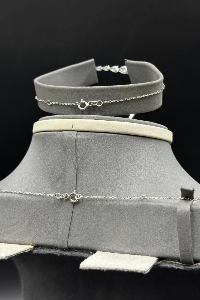 طقم دمعات ذهب ابيض تصميم الماس لاستخدامك اليومي الجذاب