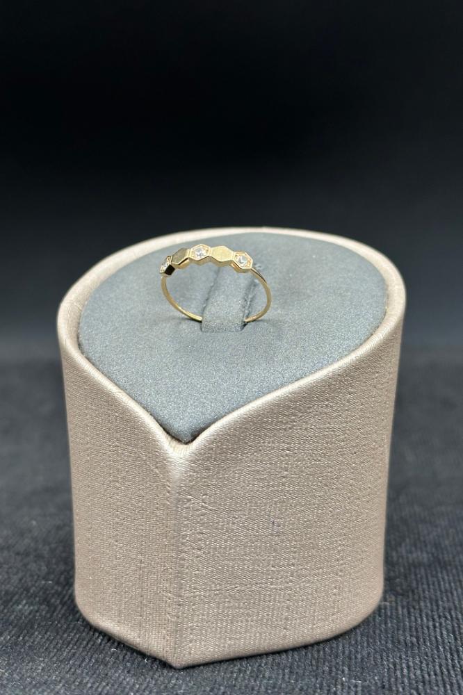 خاتم خلية ذهب تصميم الماس عيار 18 وزن من 0.7 الى 0.8 جرام