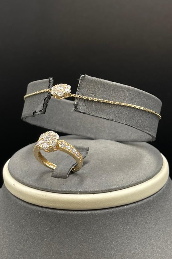 طقم وردة ذهب تصميم الماس لاطلالة فريدة وعصرية