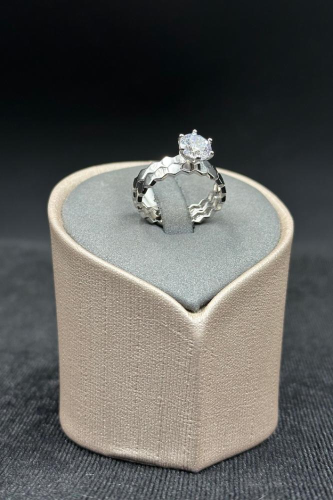 دبلة خلية توينز ذهب ابيض مع فص سوليتير عيار 18 وزن 3.3 الى 3.5 جرام