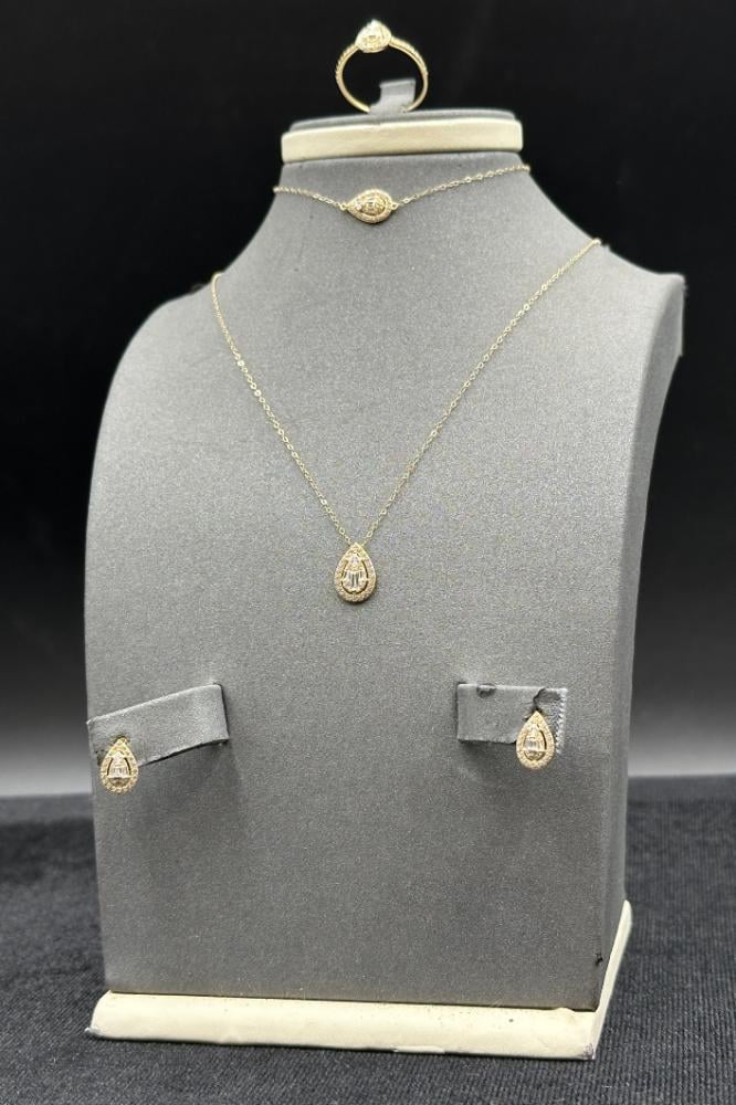 طقم دمعة ذهب تصميم الماس عيار 18 وزن من 2.8 الى 2.9 جرام