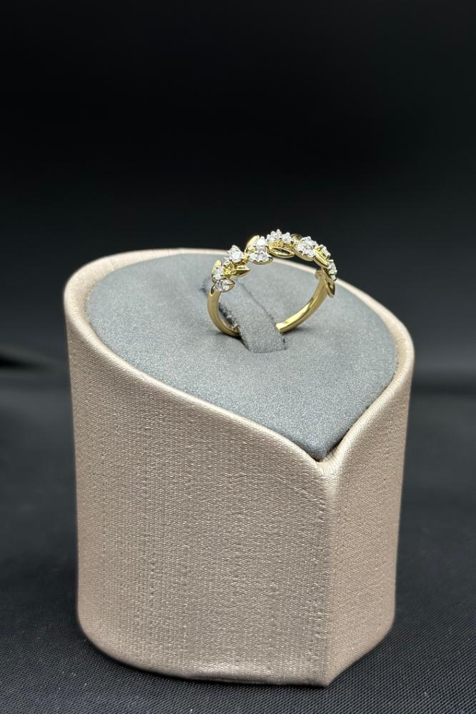 خاتم الماس وزن الذهب : 2.98 جرام وزن الألماس : 0.38 قيراط