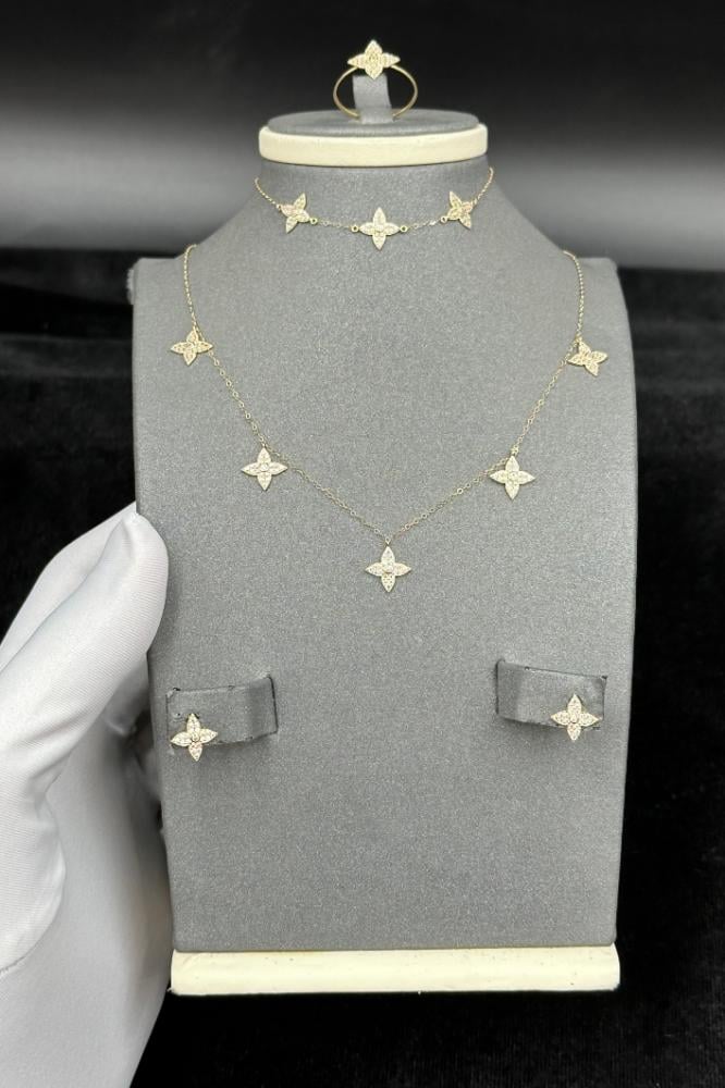 طقم نجمة ذهب ناعم بتصميم الماس عيار 18 وزن من 3.6 الى 3.7 جرام