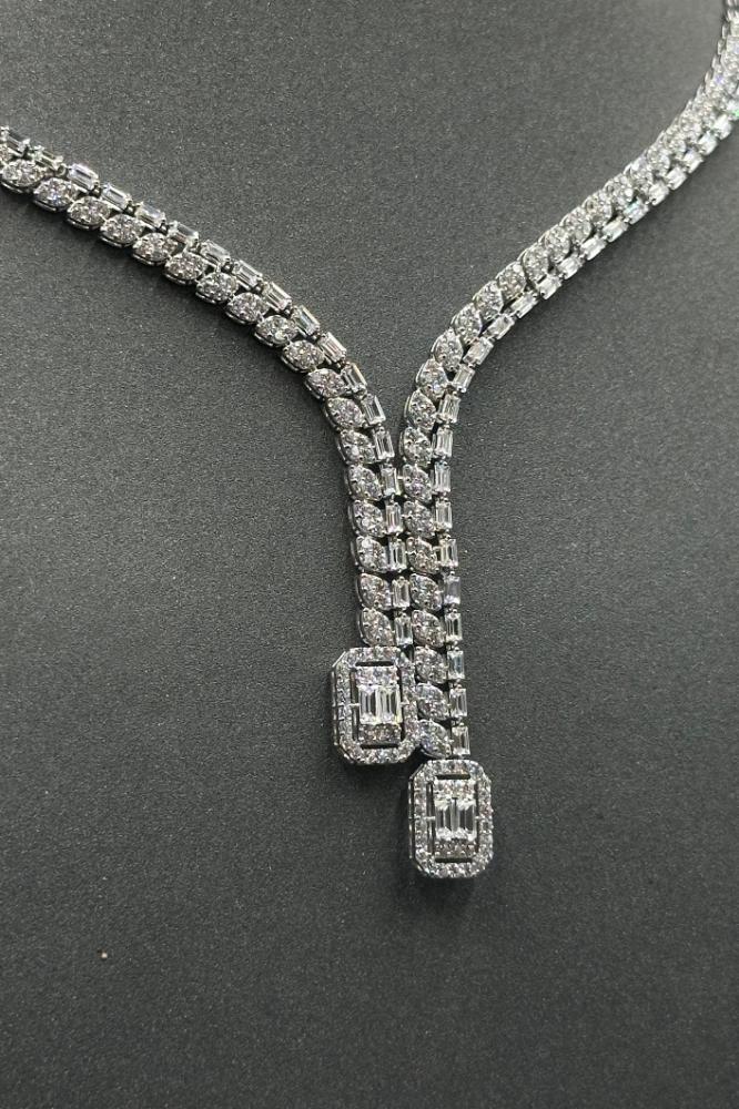 طقم ذهب ابيض باقيت مربعات بتصميم الماسي بوزن 19,7 جرام - لاطلالة فاخرة