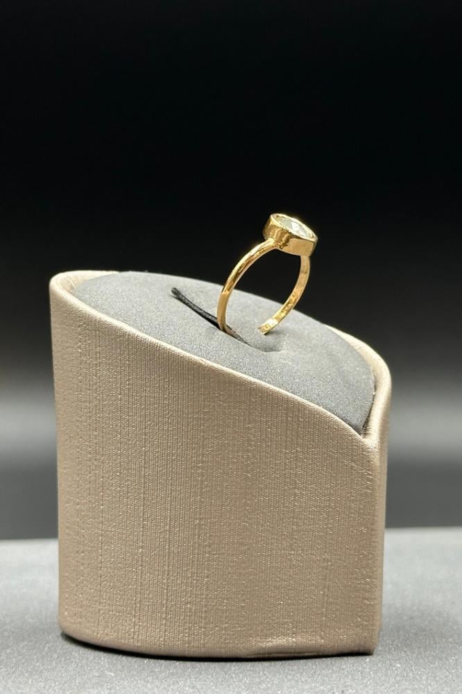 خاتم ذهب عيار 21 بفص ملون انيق لأطلالة جذابة