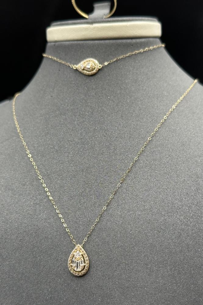 طقم دمعة ذهب ناعم بتصميم الماس عيار 18 وزن من 2.8 الى 2.9 جرام